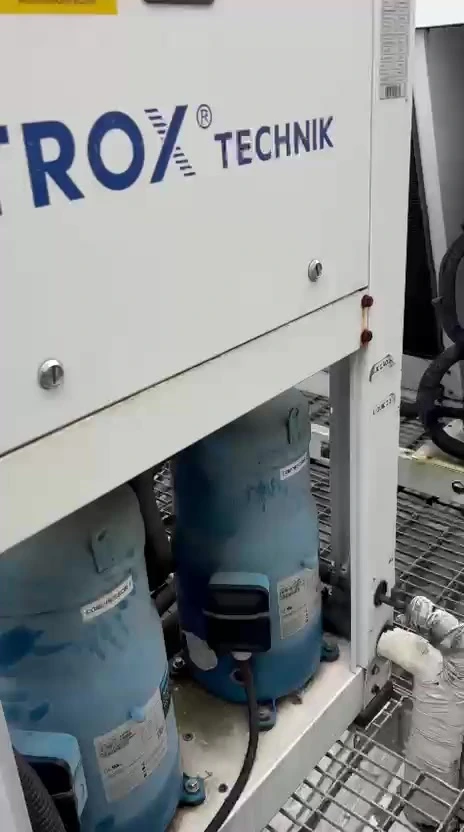 Equipamento com compartimento dos compressores aberto.