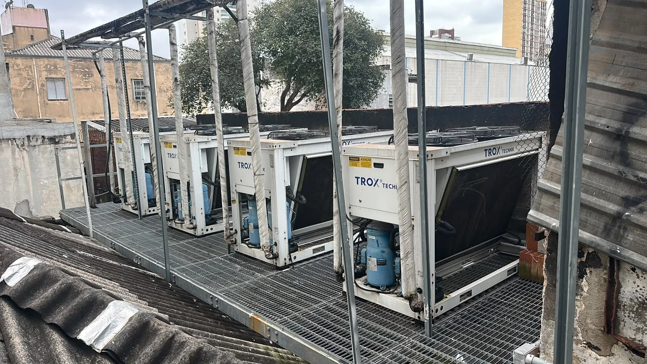 Conjunto de máquinas de climatização de grande porte.
