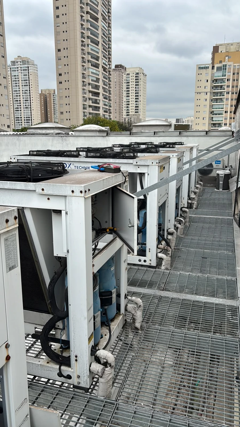 Vista geral dos equipamentos de climatização comercial.