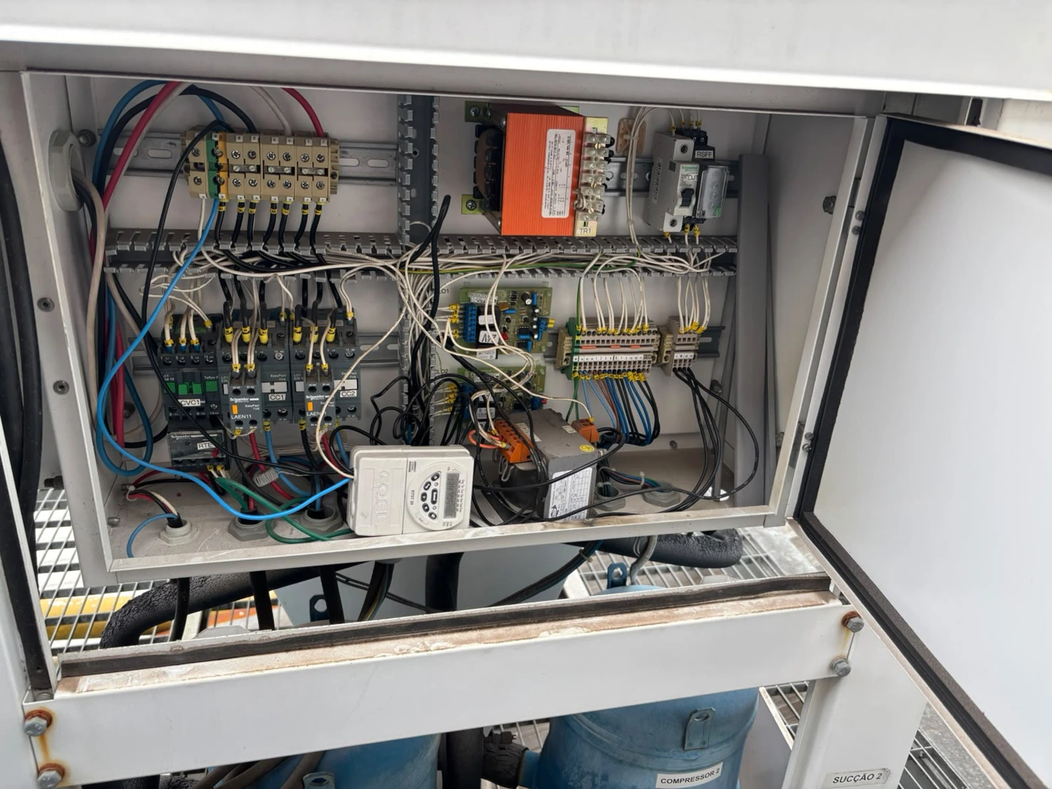 Painel elétrico do equipamento aberto para inspeção.